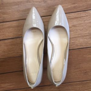 Cole Haan beige patent pumps. 8.5B good condition